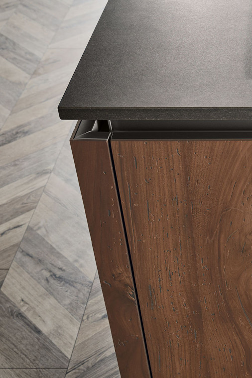 The door in Olmo Antico elm consists of old boards which have been reclaimed and treated. The wormholes in the wood attest to its uniqueness and antiquity and enhance its eye-catching look.