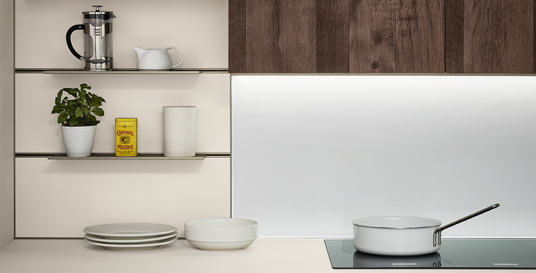 Beige Soft 904 accessoriato con mensole