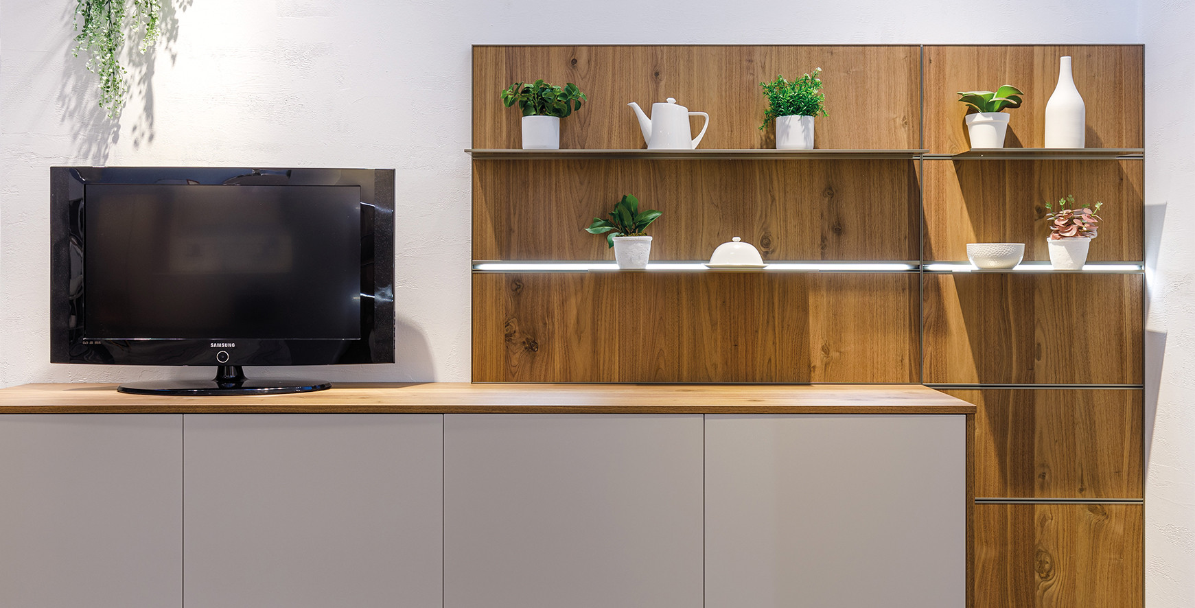Noce Nodoso 446 accessoriato con mensole e barre led