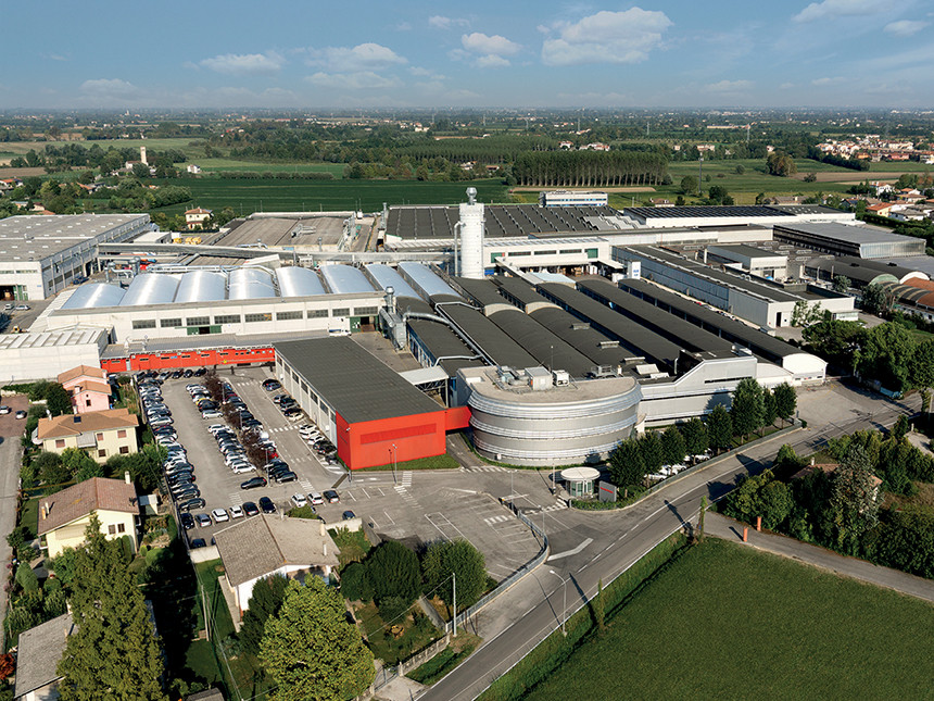 Veneta Cucine is a family-run company which was founded more than half a century ago.