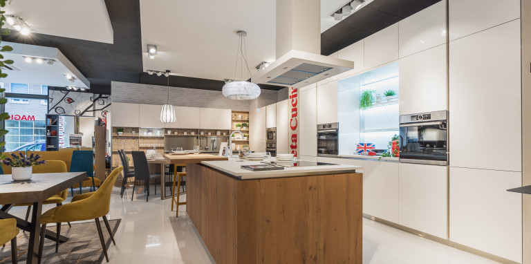 CUCINA LOUNGE LACCATA BIANCA CON ISOLA IN LEGNO 