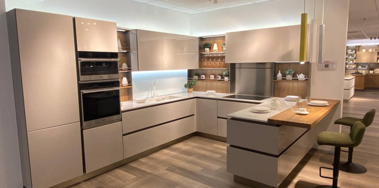 Cucina con penisola modello RIFLEX