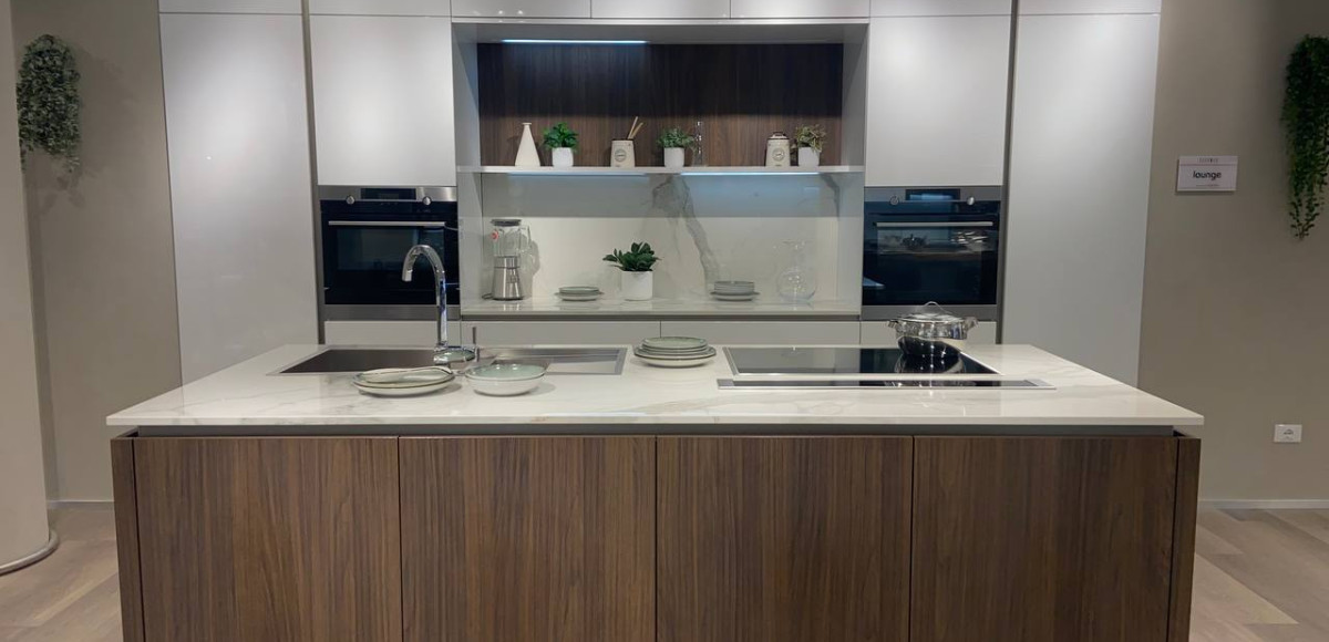 Cucina con isola modello LOUNGE-BIANCA