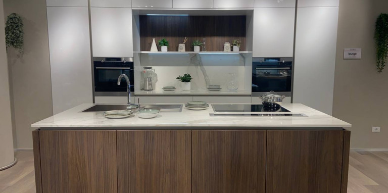 Cucina con isola modello LOUNGE-BIANCA