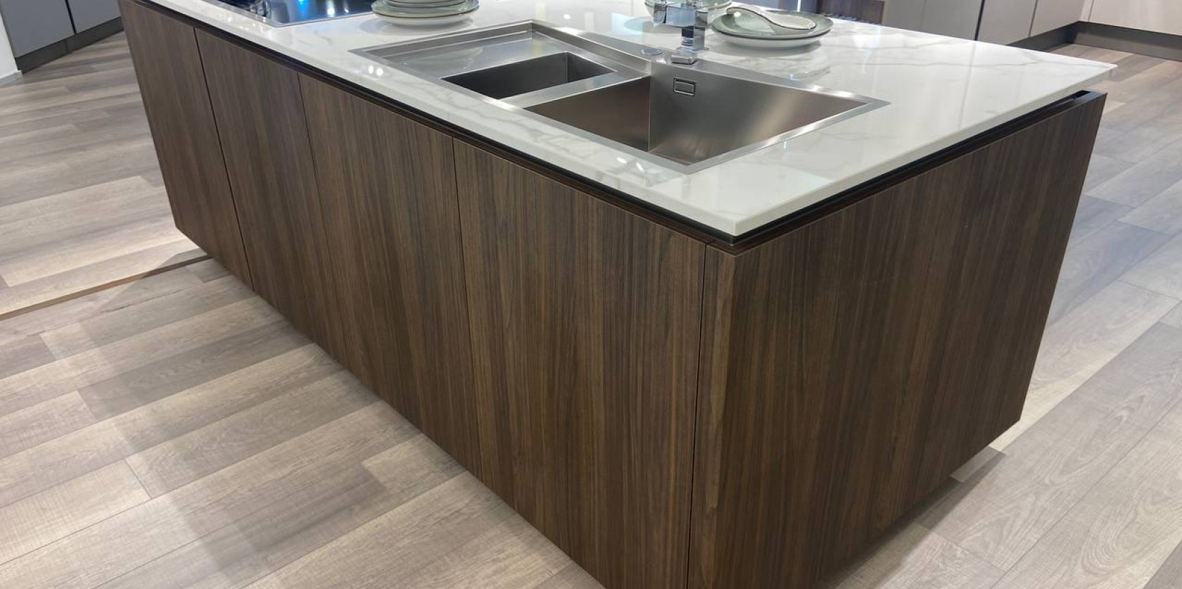 Cucina con isola modello LOUNGE-BIANCA