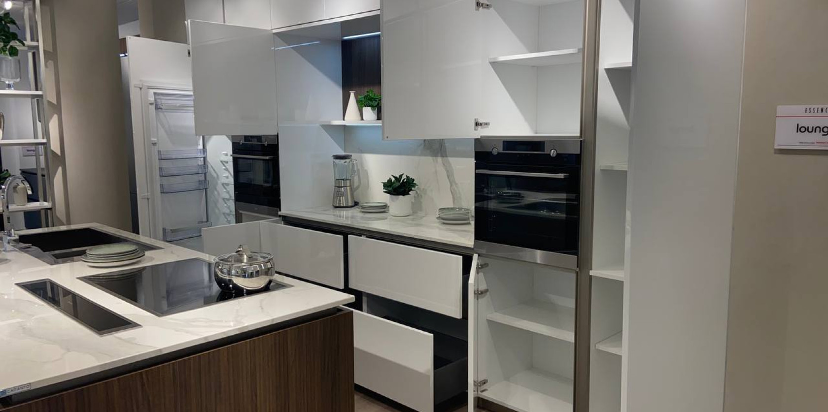 Cucina con isola modello LOUNGE-BIANCA