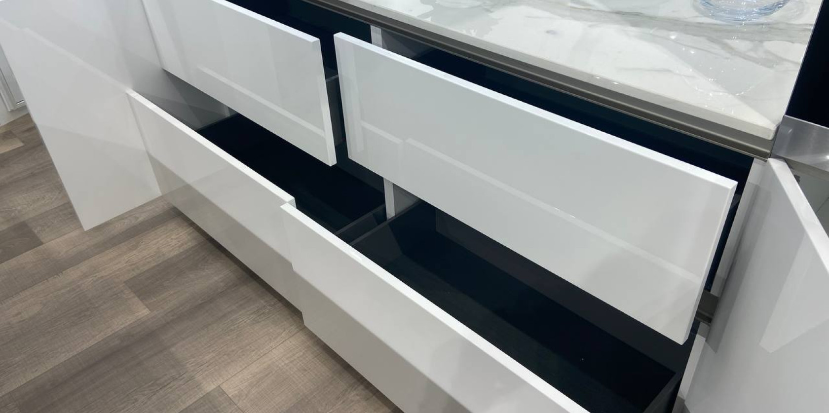 Cucina con isola modello LOUNGE-BIANCA