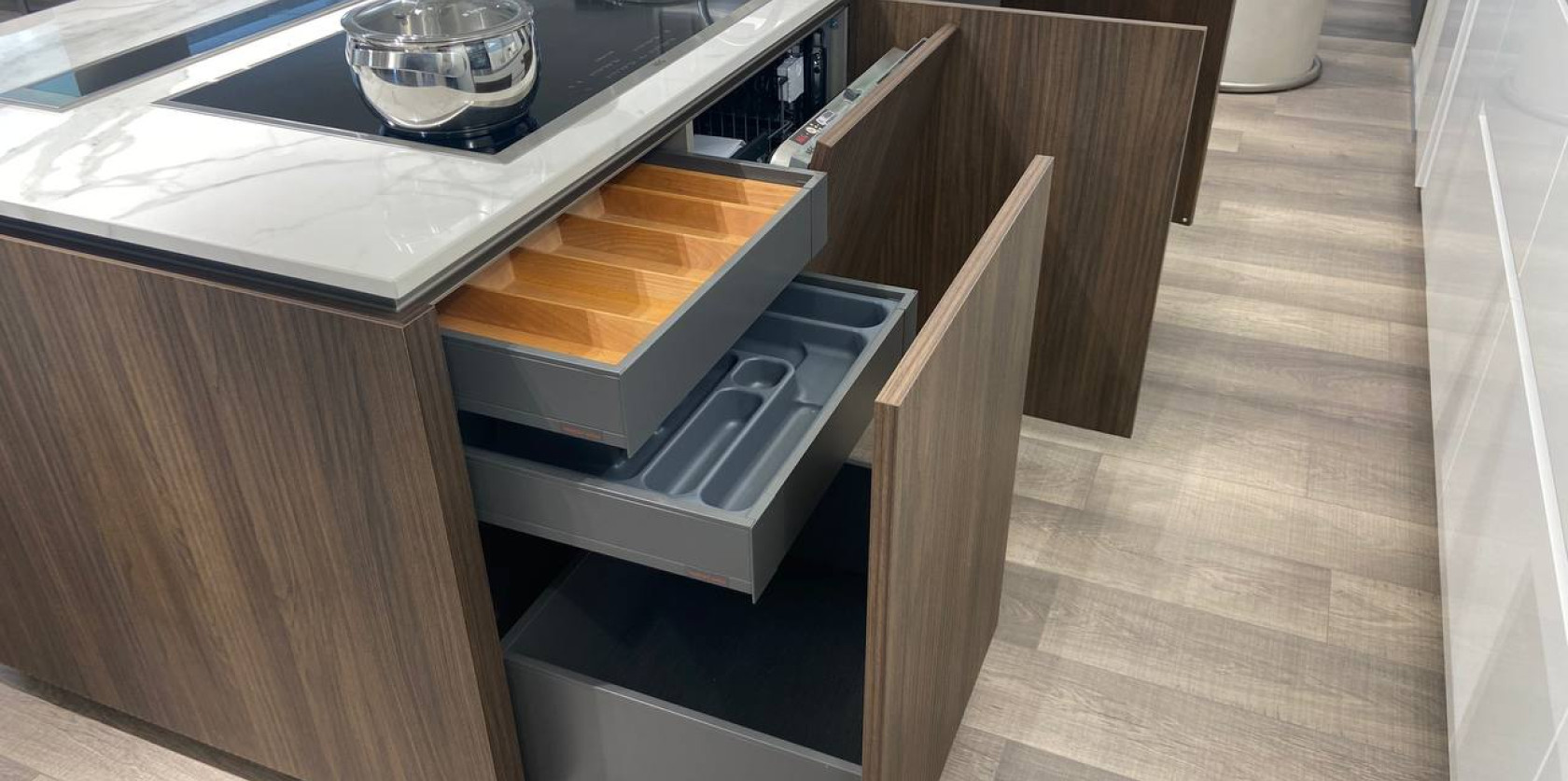 Cucina con isola modello LOUNGE-BIANCA