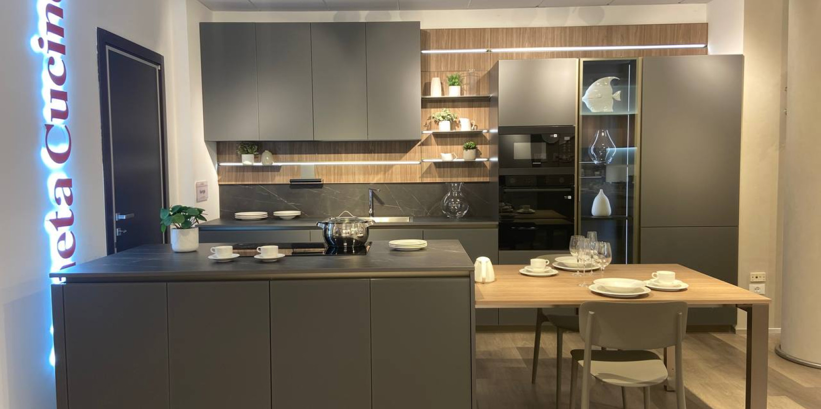 Cucina con isola e snack allungabile modello LOUNGE