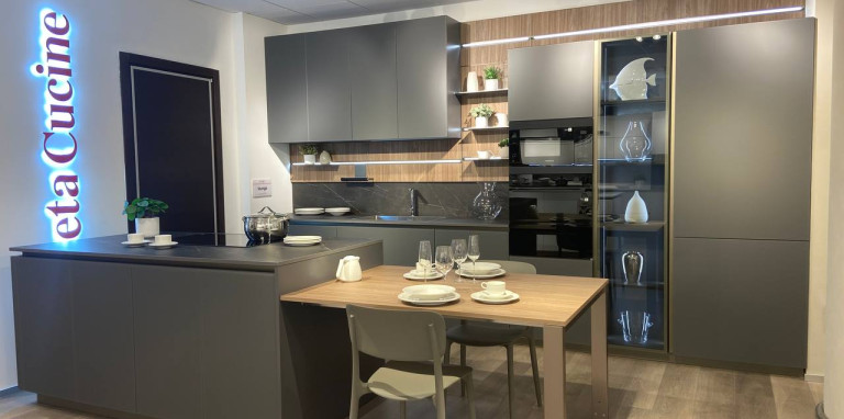 Cucina con isola e snack allungabile modello LOUNGE