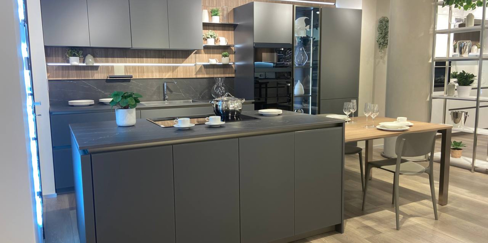 Cucina con isola e snack allungabile modello LOUNGE