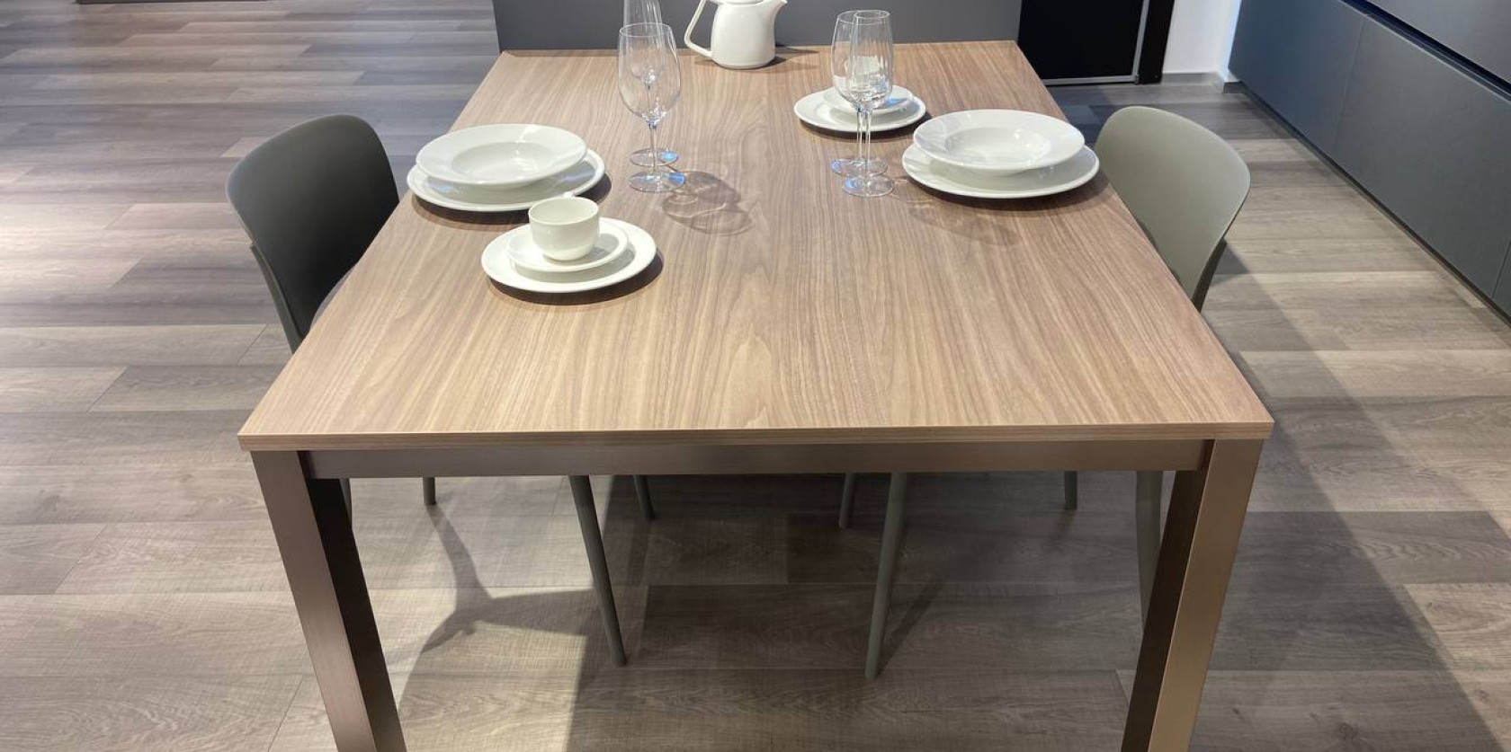 Cucina con isola e snack allungabile modello LOUNGE