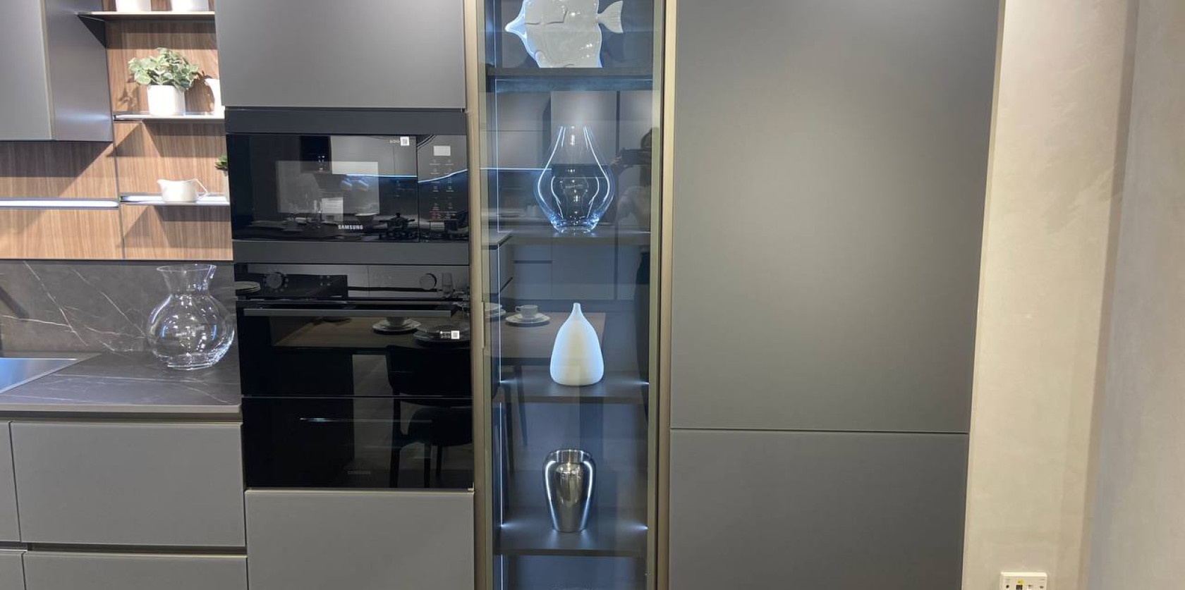 Cucina con isola e snack allungabile modello LOUNGE