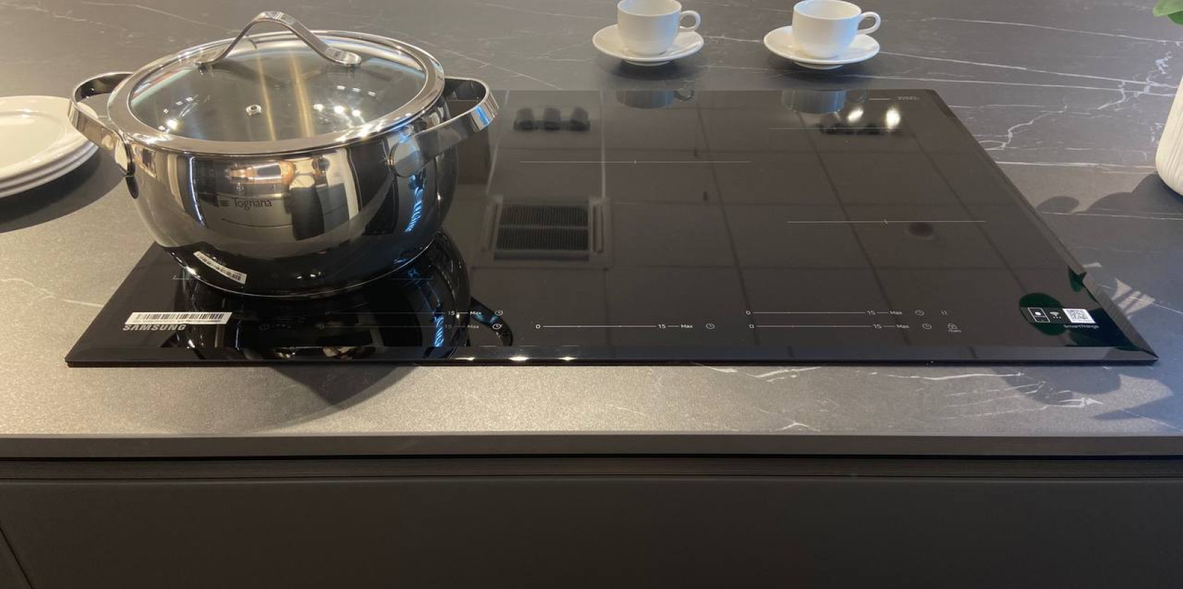 Cucina con isola e snack allungabile modello LOUNGE