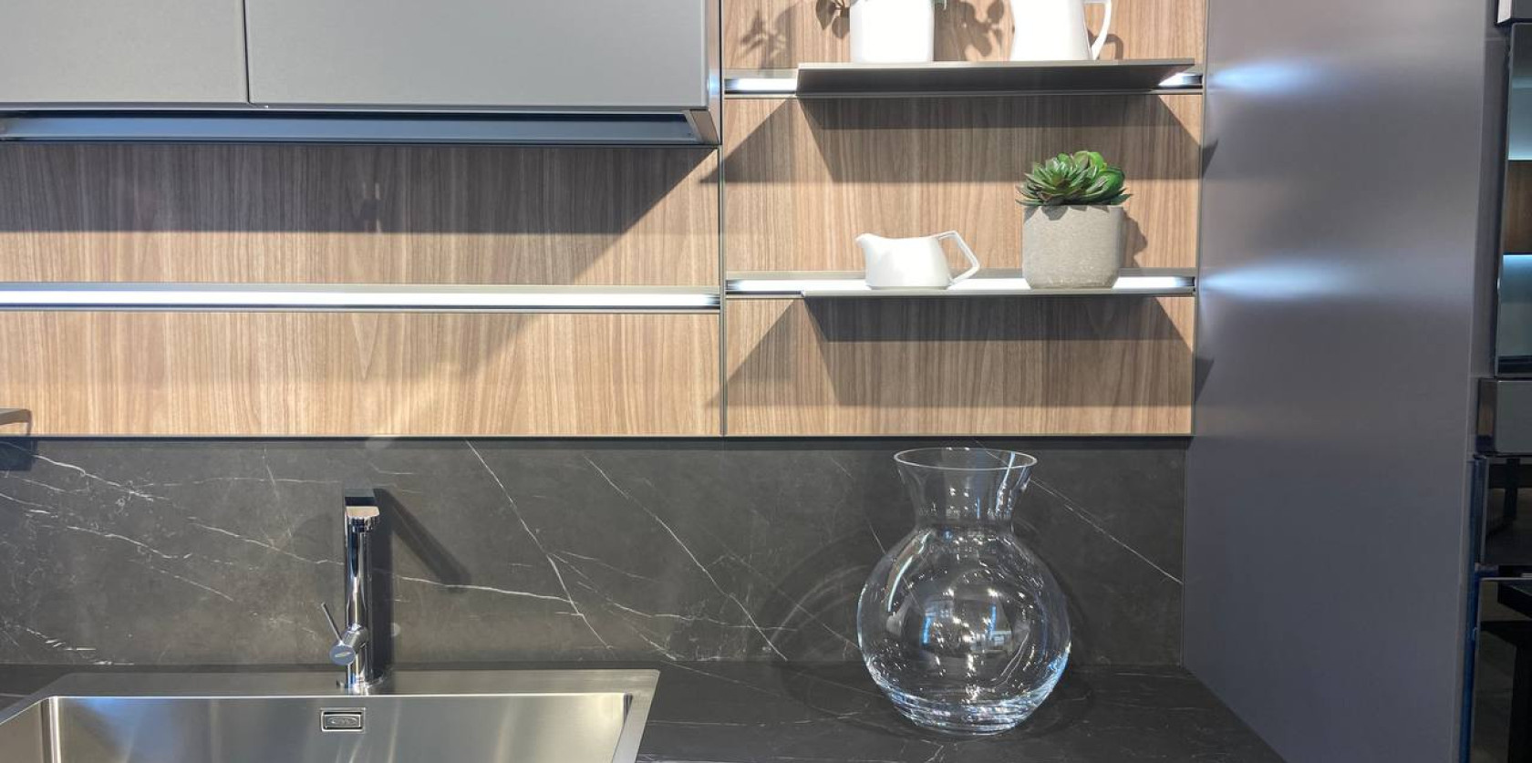 Cucina con isola e snack allungabile modello LOUNGE