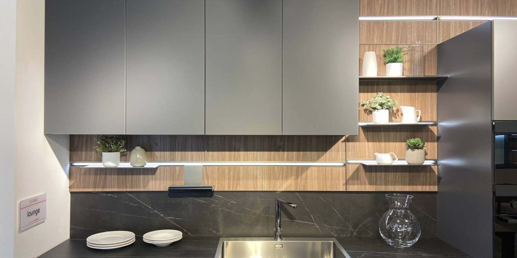 Cucina con isola e snack allungabile modello LOUNGE