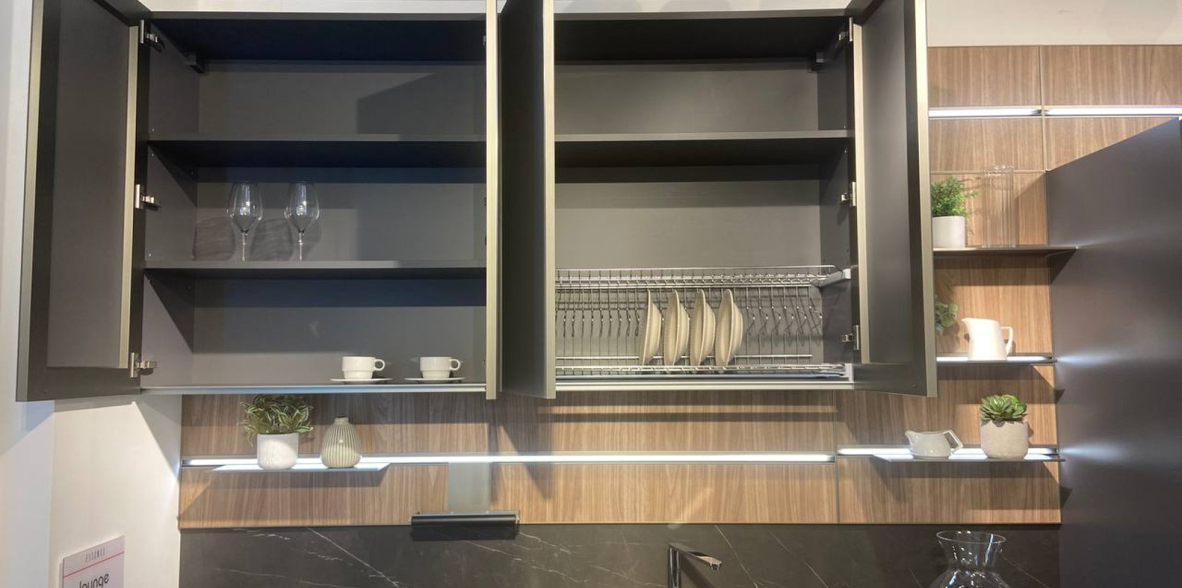 Cucina con isola e snack allungabile modello LOUNGE