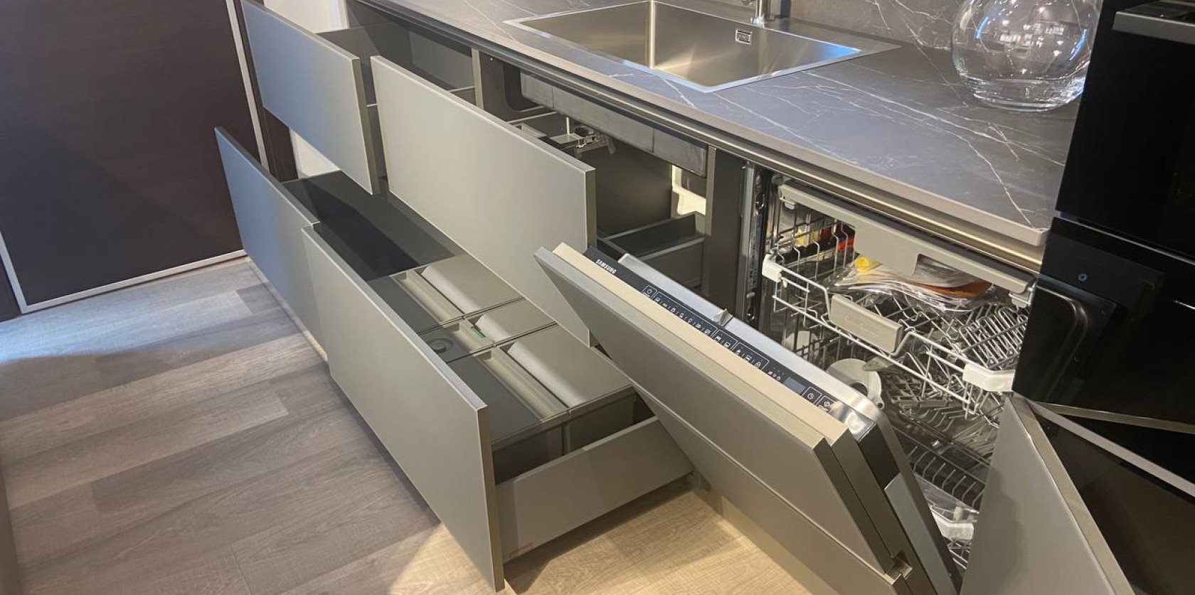 Cucina con isola e snack allungabile modello LOUNGE