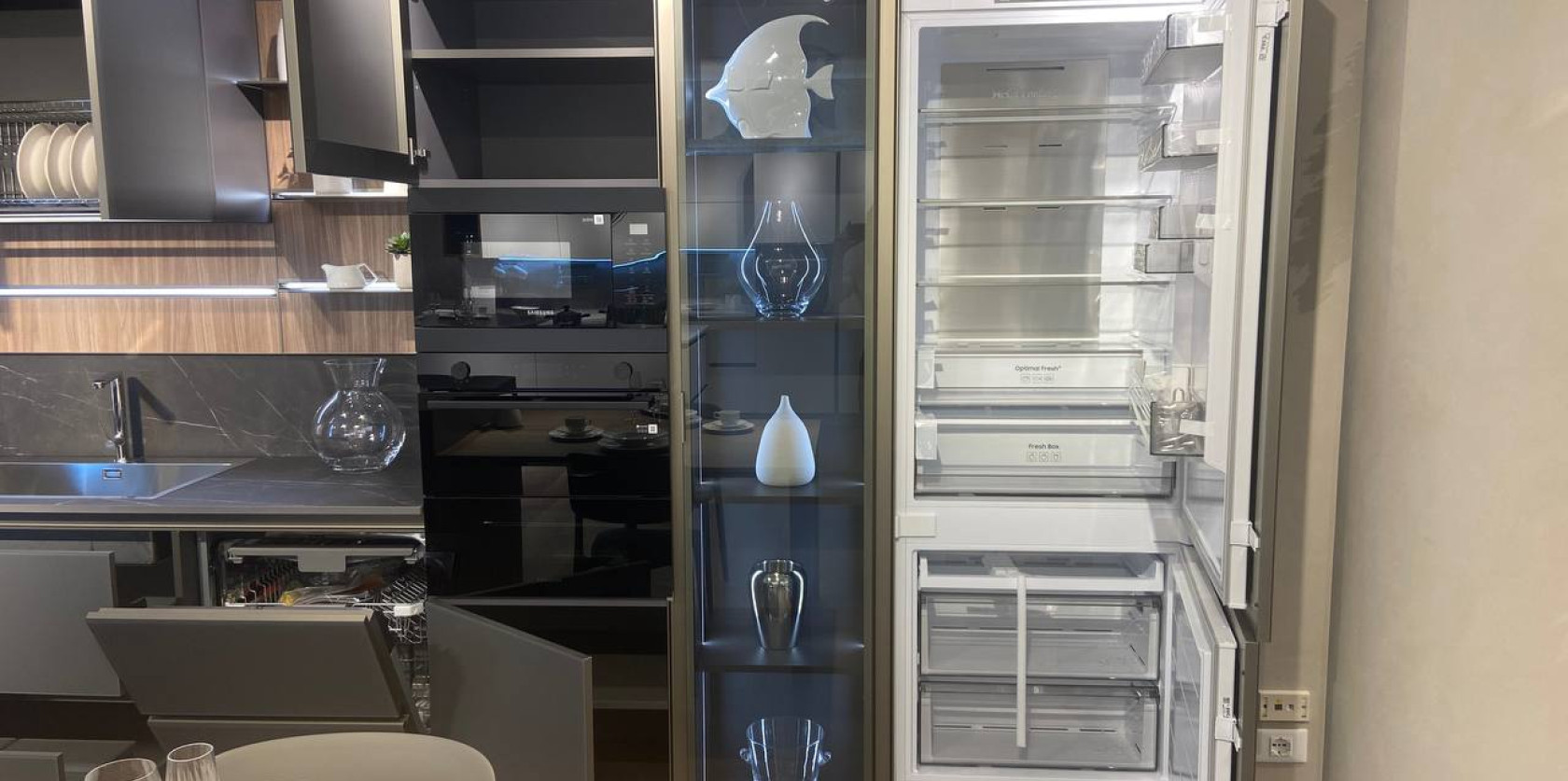 Cucina con isola e snack allungabile modello LOUNGE