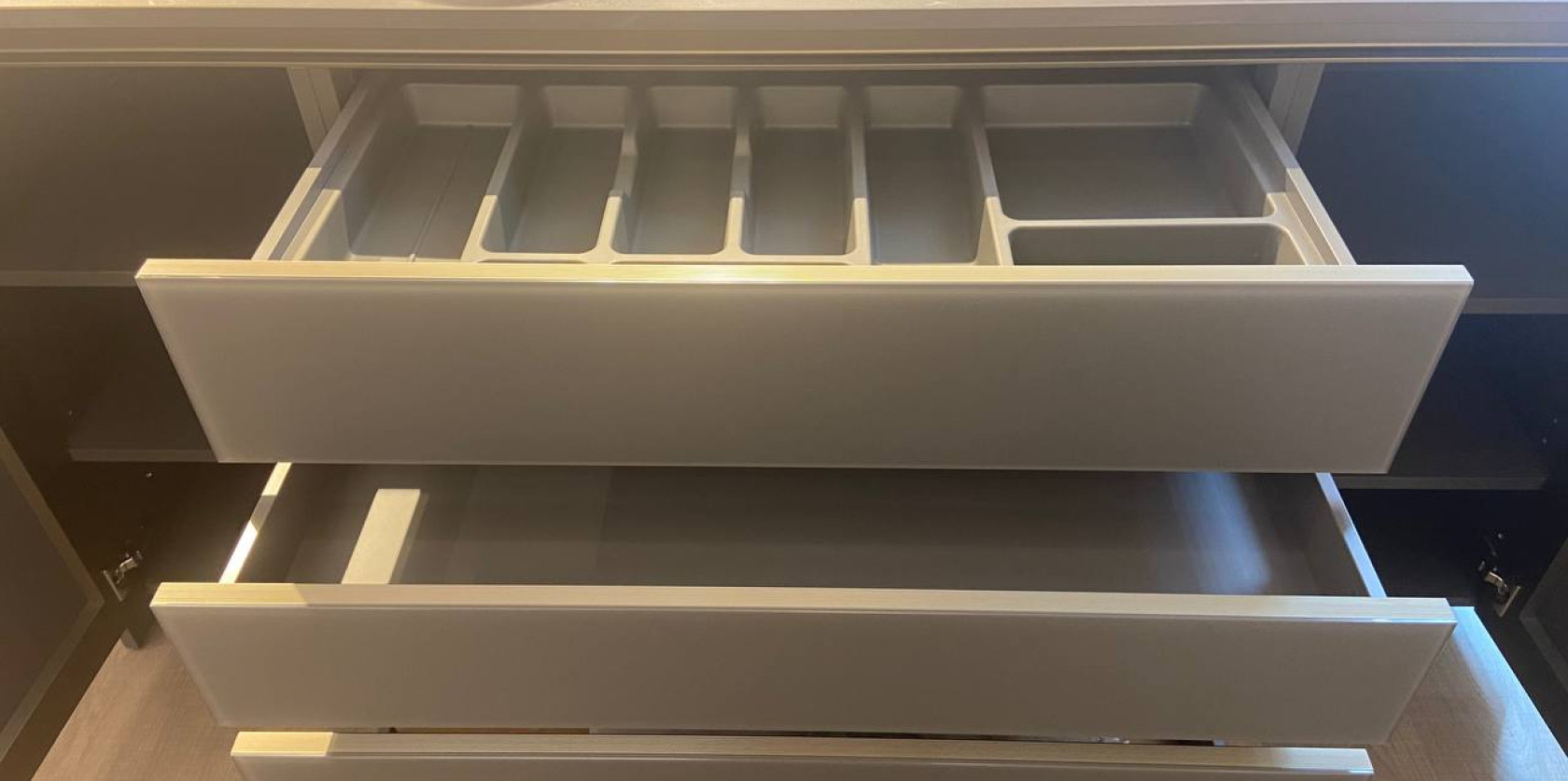 Cucina con isola e snack allungabile modello LOUNGE