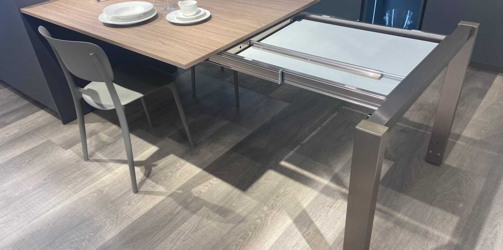 Cucina con isola e snack allungabile modello LOUNGE