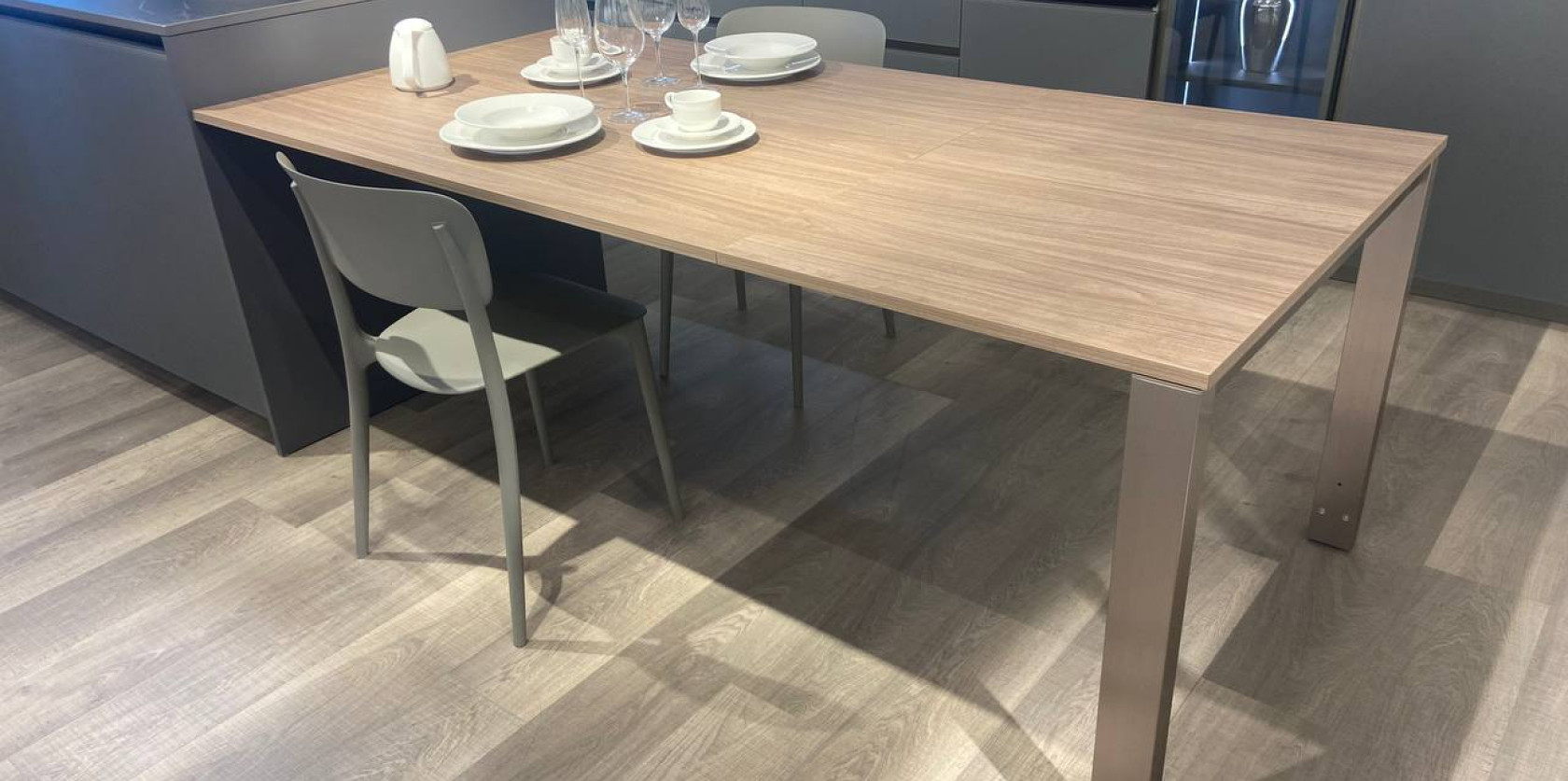 Cucina con isola e snack allungabile modello LOUNGE