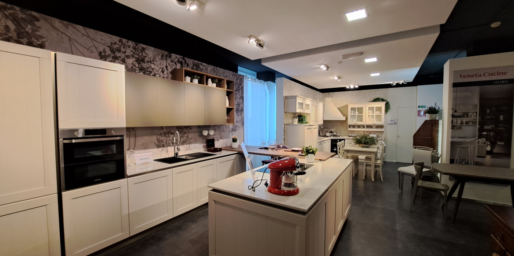 Veneta Cucine modello Armonia, top caranto quartz