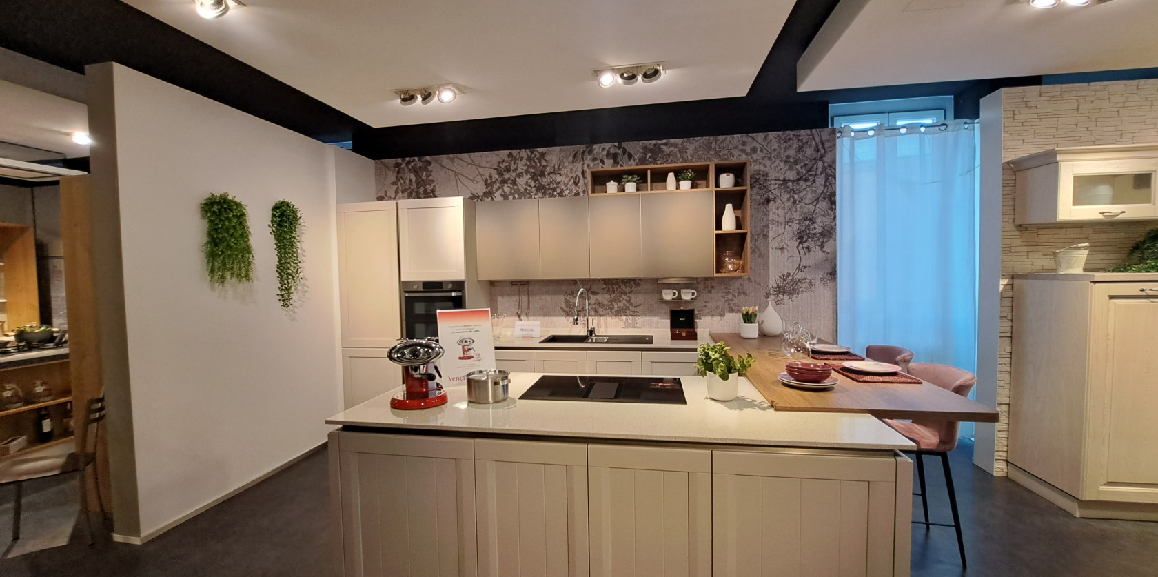 Veneta Cucine modello Armonia, top caranto quartz