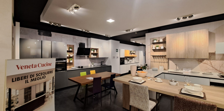 Riflex anta vetro bianco , top Karanto ker Calacatta Medison