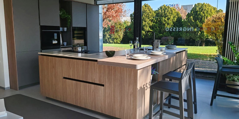 Veneta Cucine- Modello  LOUNGE LACCATO OPACO e DEK