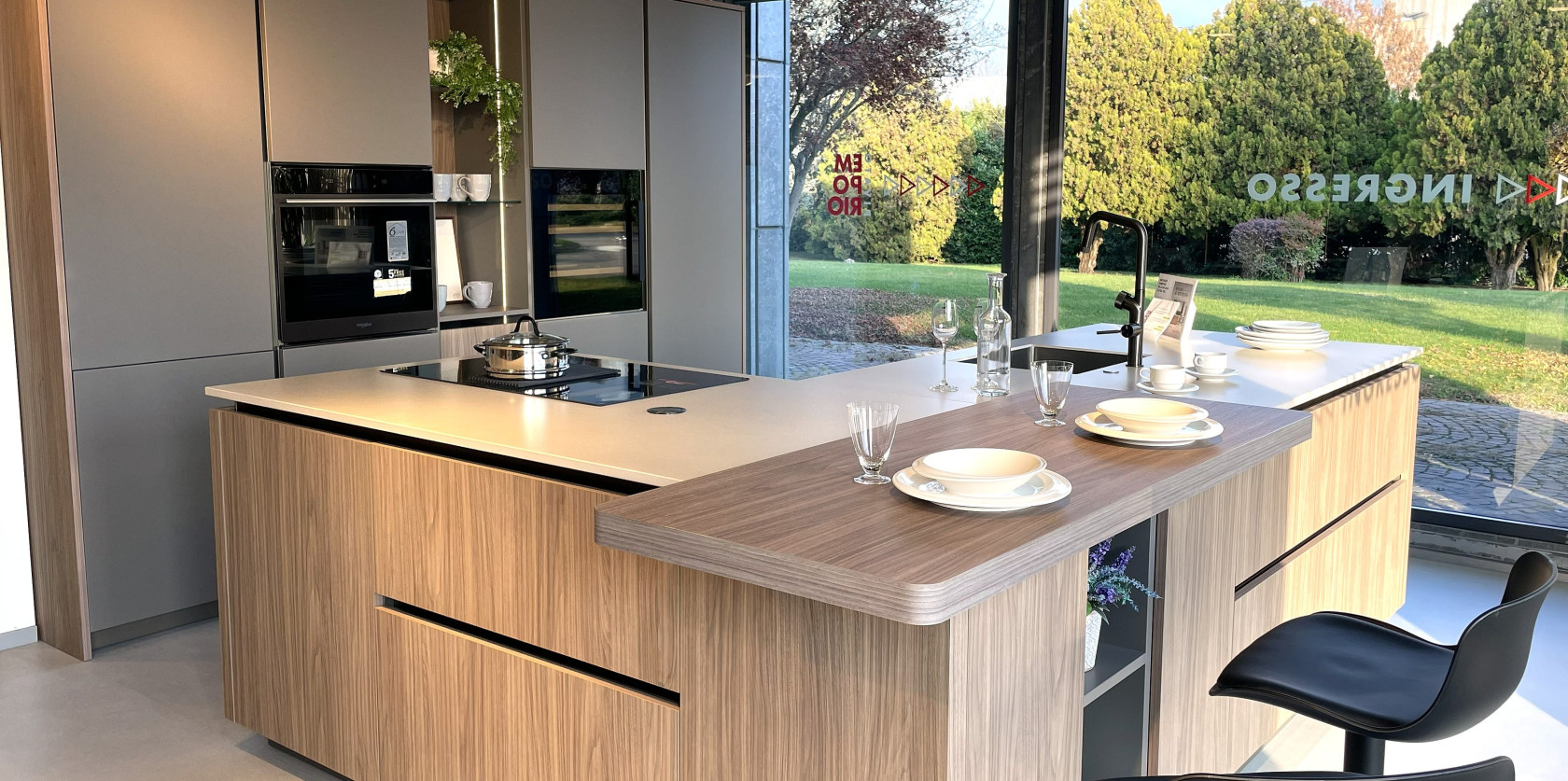 Veneta Cucine- Modello  LOUNGE LACCATO OPACO e DEK