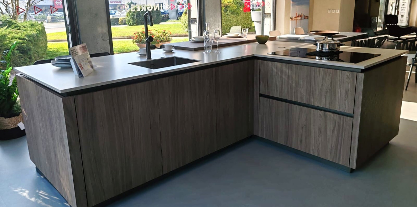 Veneta Cucine- Modello  LOUNGE LACCATO OPACO e DEK