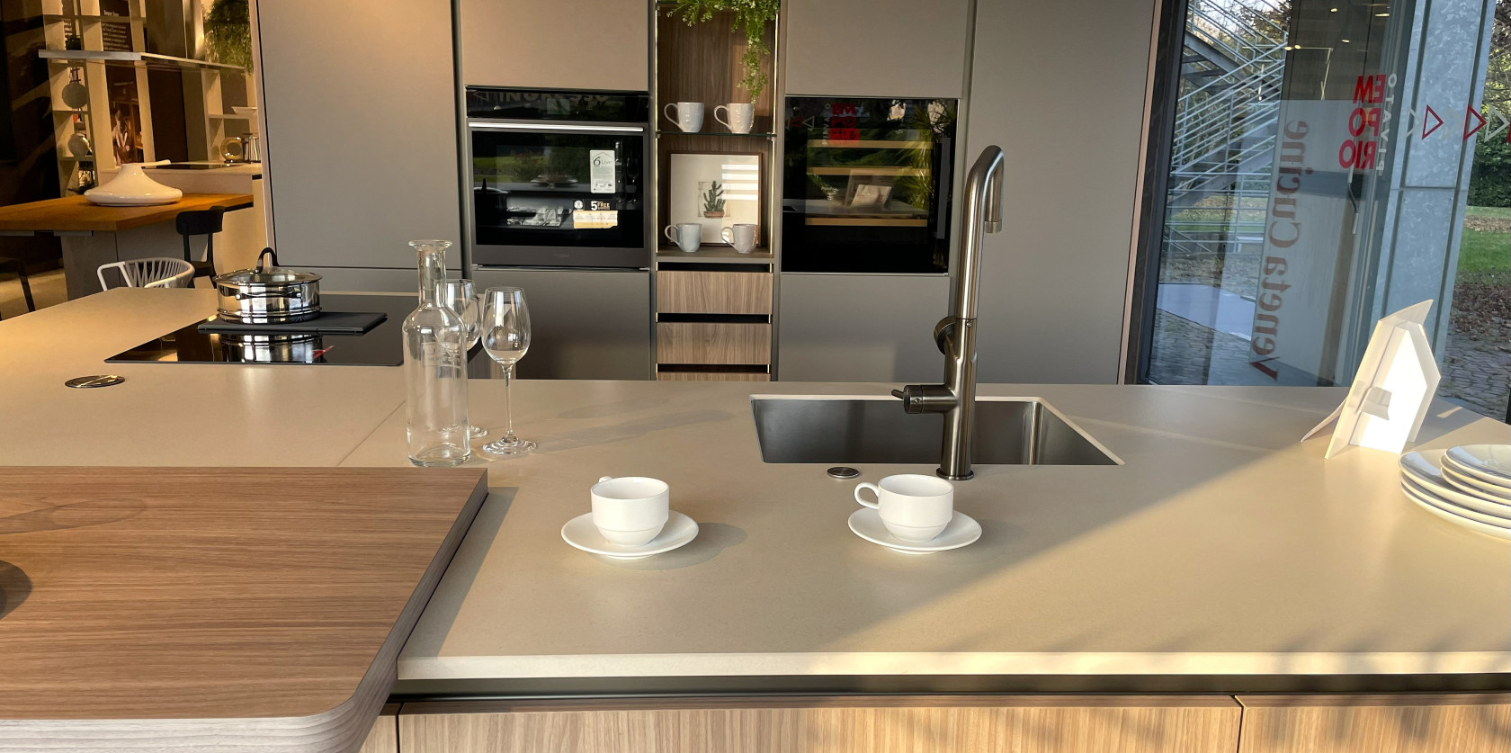 Veneta Cucine- Modello  LOUNGE LACCATO OPACO e DEK