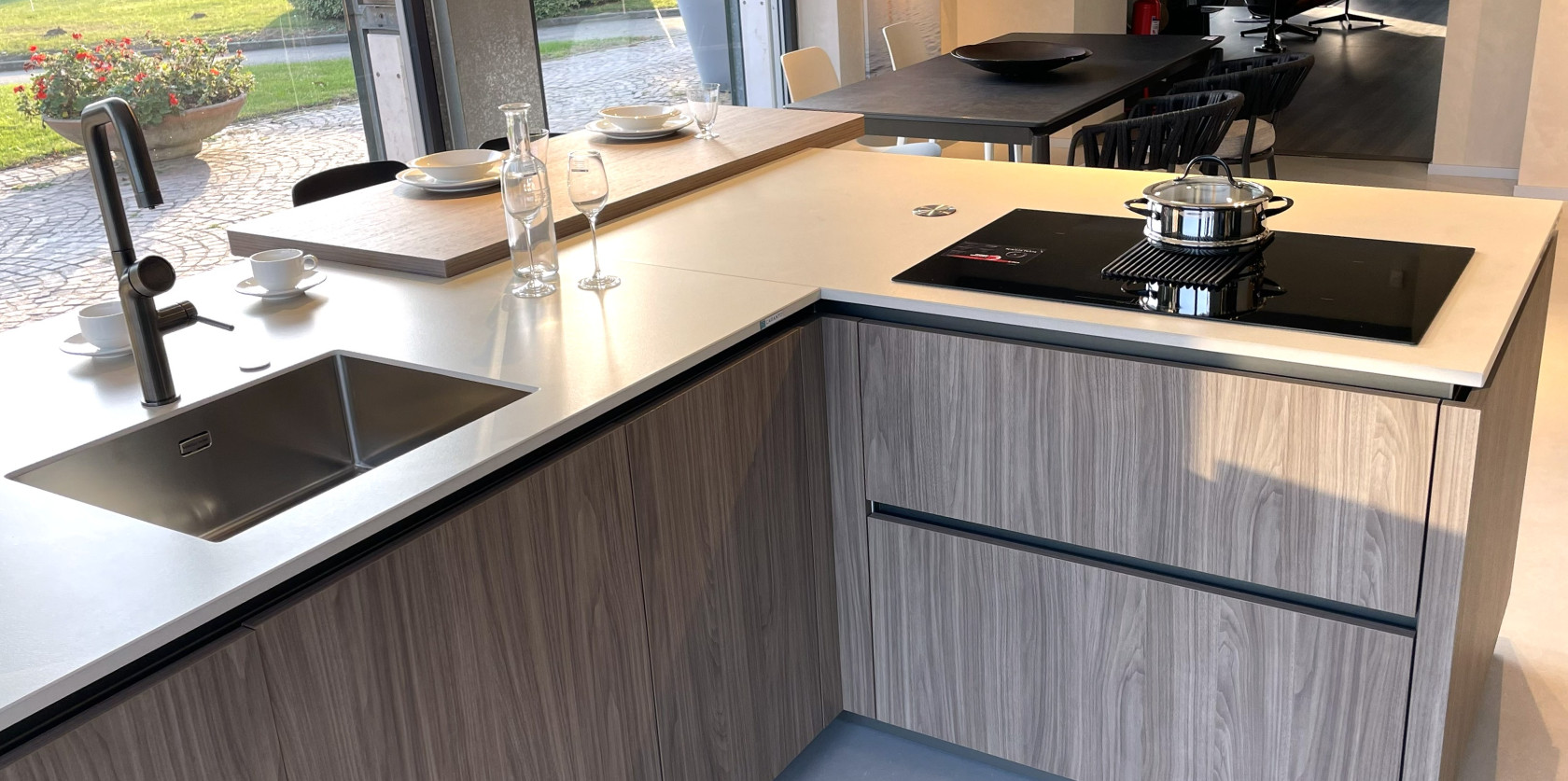 Veneta Cucine- Modello  LOUNGE LACCATO OPACO e DEK