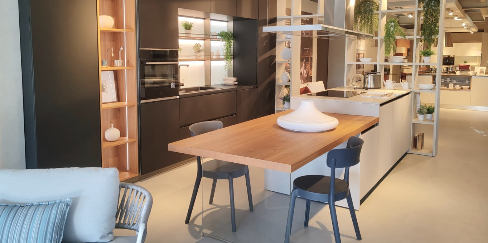 Veneta Cucine- Modello LOUNGE FENIX e VETRO