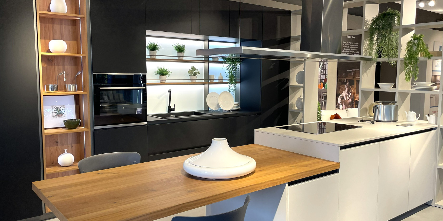 Veneta Cucine- Modello LOUNGE FENIX e VETRO