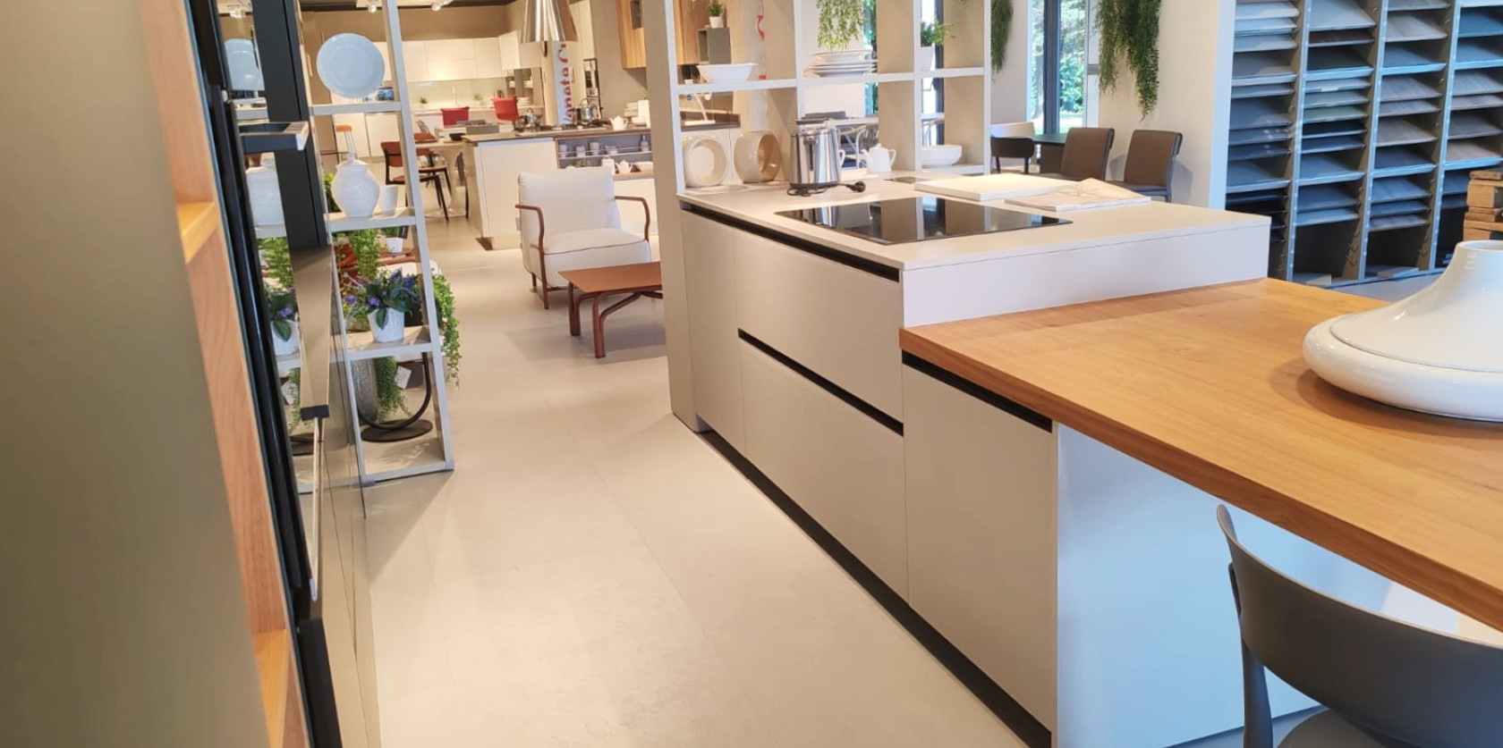 Veneta Cucine- Modello LOUNGE FENIX e VETRO