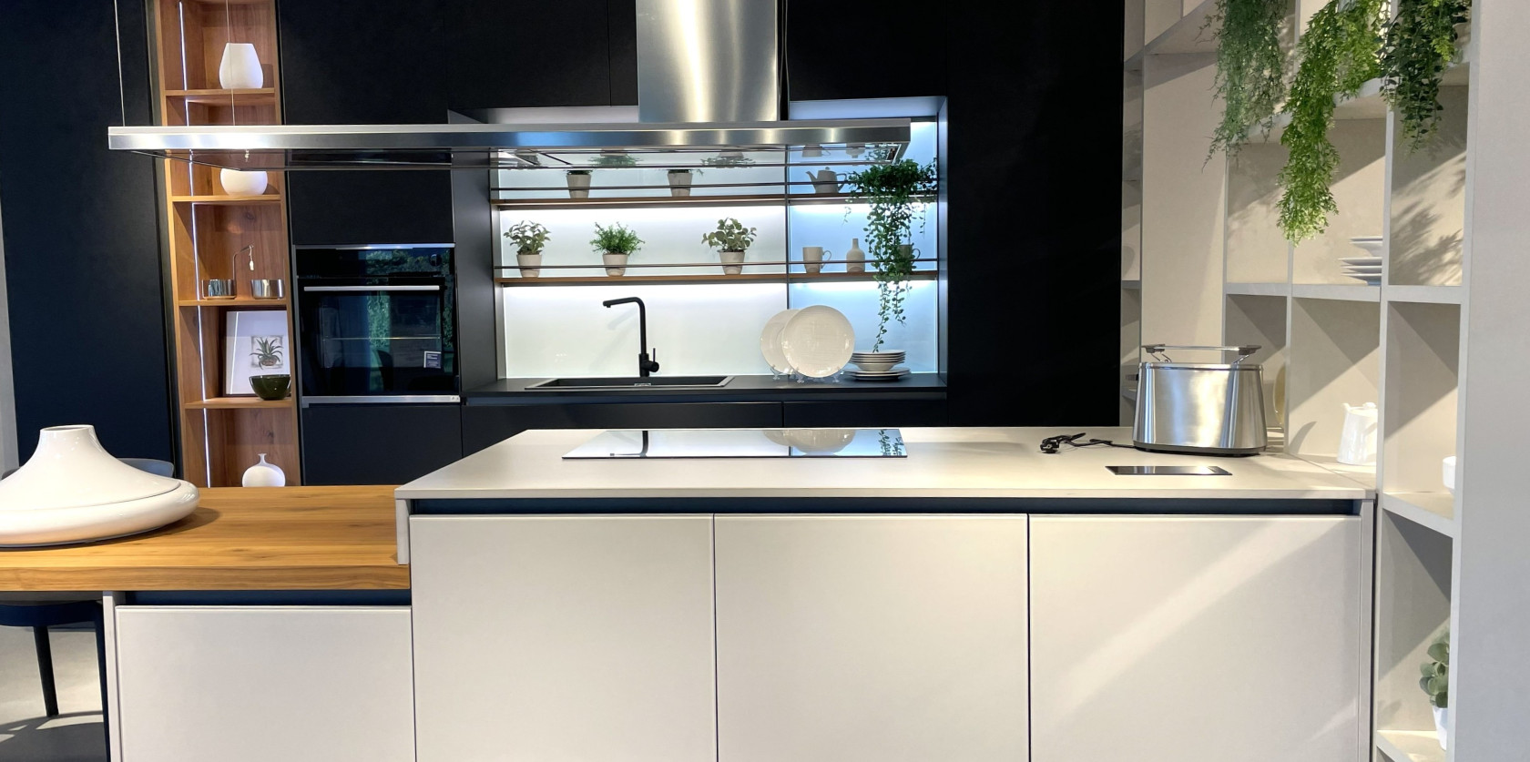 Veneta Cucine- Modello LOUNGE FENIX e VETRO