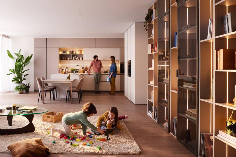 Cucina moderna con famiglia